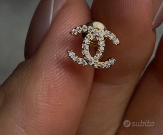 Orecchini dorati eleganti