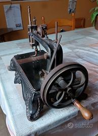 Macchina da cucire antica