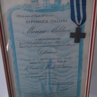 Due quadri con medaglie.