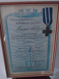 Due quadri con medaglie.