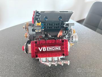 Modello in scala motore V8