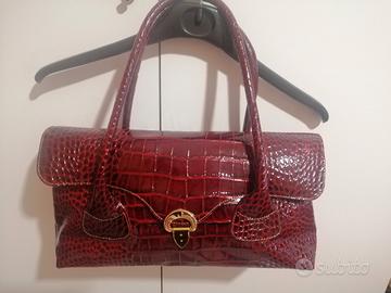 Borsa rossa vernice manici scomparti chiusura 