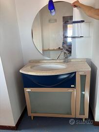 Lavandino in marmo con specchio, lampada e mobili