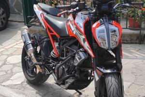 KTM DUKE 125 x  REALIZZO NON TRATTABILE 