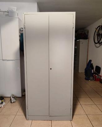 Armadio metallico grigio