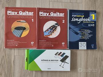 Libri chitarra e supporto piede König