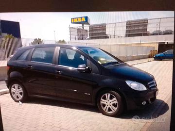 AUTO MERCEDES