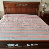 Camera da letto classica in legno