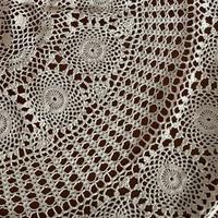 Tovaglia rotonda in cotone lavorata tipo uncinetto