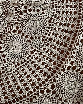 Tovaglia rotonda in cotone lavorata tipo uncinetto