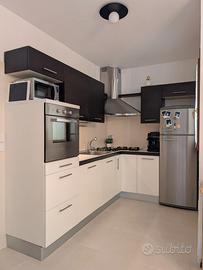 Cucina con elettrodomestici