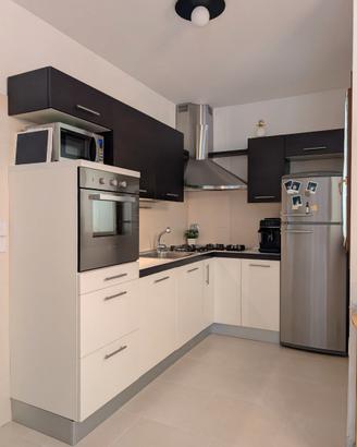 Cucina con elettrodomestici