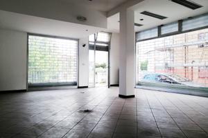 Tricesimo: negozio vetrinato in zona di passaggio