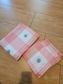 Tovaglia rosa con 6 tovaglioli