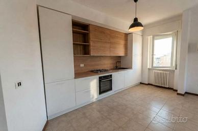 Cucina lineare bianca e legno moderna