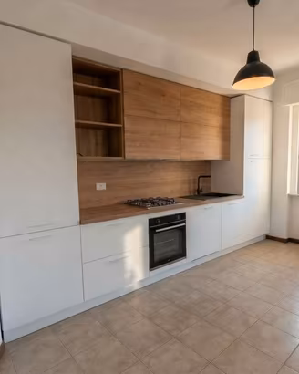 Cucina lineare bianca e legno moderna