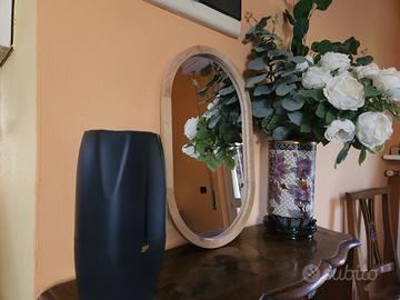 Specchio ovale con cornice in legno chiaro