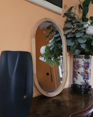 Specchio ovale con cornice in legno chiaro