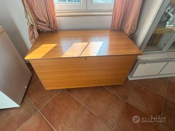 Panca in legno con contenitore