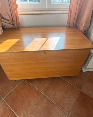 Panca in legno con contenitore