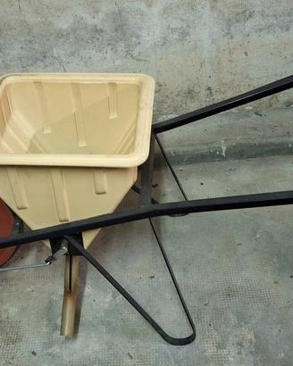 Carriola spargisale seminatrice vintage