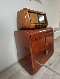 Radio Minerva e mobile su misura in radica del1950