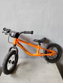 bicicletta senza pedali (balance bike) per bambini