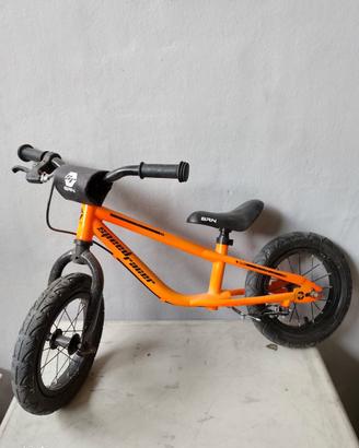 bicicletta senza pedali (balance bike) per bambini