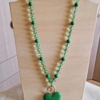 Collana in resina verde con ciondolo a cuore.