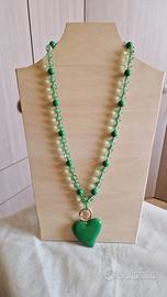 Collana in resina verde con ciondolo a cuore.
