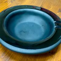 Posacenere in vetro nero.