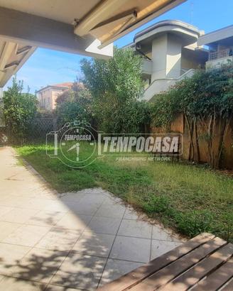 Trilocale al piano terra con giardino e posto auto