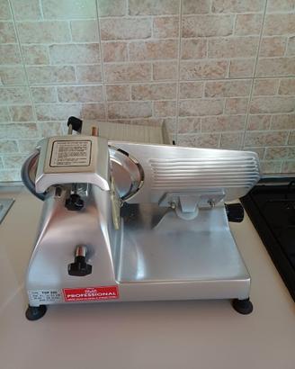 Affettatrice professionale semi nuova a € 150,00