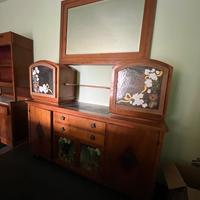 Mobile Antico in Legno con Vetrine Decorative