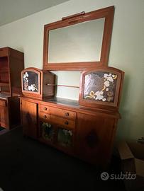 Mobile Antico in Legno con Vetrine Decorative