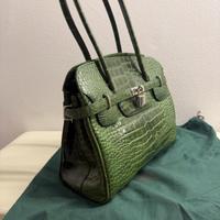 Borsa di pelle verde con lucchetto