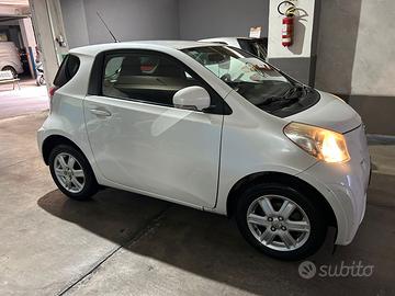 Automobile TOYOTA IQ 2012