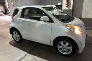 Automobile TOYOTA IQ 2012