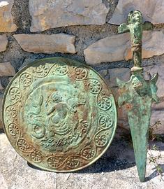 Scudo e spada Nuragica bronzea antica, dimensioni 