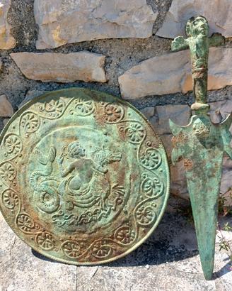 Scudo e spada Nuragica bronzea antica, dimensioni 