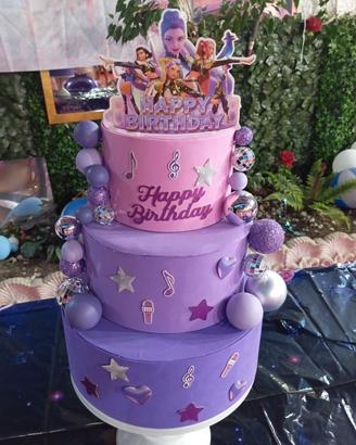 torta decorativa k-pop Huntrix 