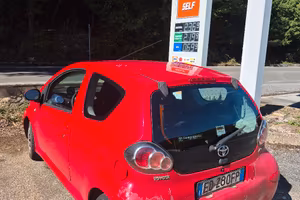 toyota aygo rossa
