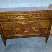 Cassettone in stile Maggiolini