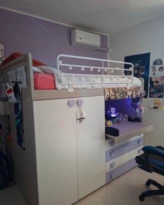 Cameretta con letto soppalco
