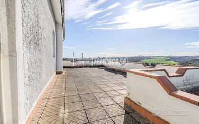 Casale indipendente con posizione panoramica