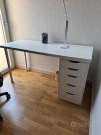 Scrivania grande con cassettiera