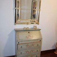 Vari mobili in stile.