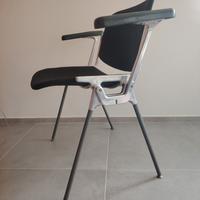 Sedia DSC 106 nera con braccioli di Piretti 