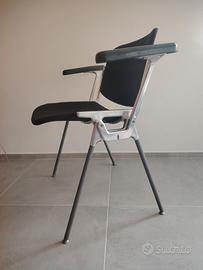 Sedia DSC 106 nera con braccioli di Piretti 