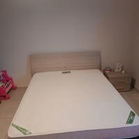 Letto matrimoniale con comodino
